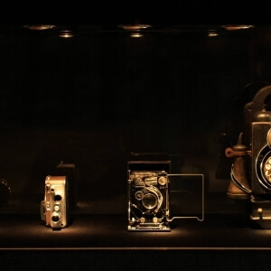 【合 时光系列-胡少明】1910年代的电话机，1930年代的相机，1920年代的机械闹钟，和1940年的便携电影机。我感觉到我为这些古老的文化注入了现代的空气。通过破坏，重组，镶嵌，利用拉链独特的造型，去完成与时光的交…