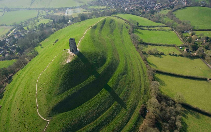 位于英格兰萨默塞特郡的格拉斯顿伯里山（Glastonbury Tor）可能是亚瑟王的葬身地。