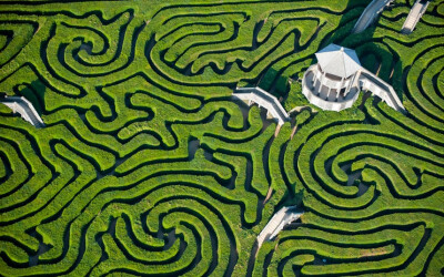 位于威尔特郡和萨默塞特郡（Wiltshire/Somerset）交界地的朗利特迷宫（Longleat's Maze）是一段长达2英里（约合3.22千米）的树篱小径，亦是英国最大的迷宫。从空中看去，这座迷宫就像一本充满谜的书。