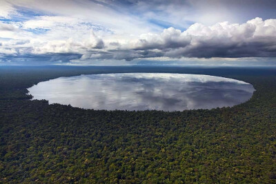 位于刚果与刚果民主共和国交界处的泰尔湖（Lake Tele）