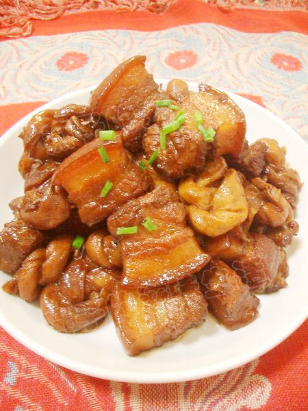 材料 五花肉 300克 生姜 10克 桂皮 1块 油 1大匙 料酒 1大匙盐 1小匙百叶结 120克八角 1个香葱 2棵冰糖 10克 老抽 1大匙 作法 1.材料洗净。生姜切片、香葱挽成结；2.将五花肉切成2厘米见方的块，泡在清水中半小时出血水，中间换2次水，然后沥干水分待用;3.锅烧热，放入1大匙油和10克冰糖，中小火炒糖色（如果不会炒糖色，那就直接用老抽上色也可以）;4.冰糖慢慢碎掉，不断翻炒，冰糖融化变成棕红色时糖色就炒好了;5.放入五花肉小火煸炒，放入生姜、八角、桂皮炒香;6.待五花肉吐油，表面变色收缩，烹入料酒。。。。