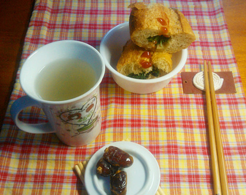 0501日早餐：菠菜茄汁法棍三文治+椰丝枣+姜茶