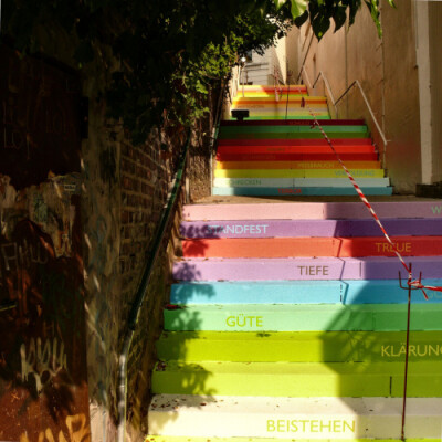 【彩虹阶梯】在德国·乌帕塔尔，有这样一条充满色彩的楼梯，像彩虹一般出现在城市里，永不消失。