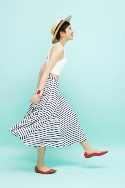 蓝白条纹长裙+复古白色交叉肩带背心+小红鞋 60年代度假风哈