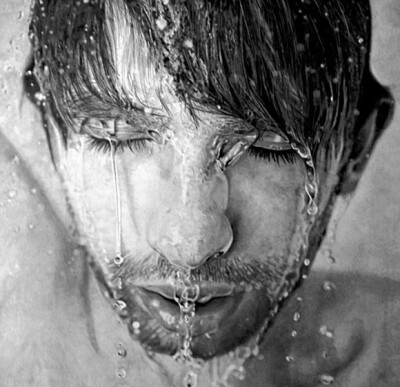 英国艺术家 Paul Cadden 利用铅笔绘画出的作品，看起来就像是一张张拍摄出的黑白照片，逼真的程度是可以完全扔掉相机了，复杂的背景和精致的人物细节，令人膛目结舌。