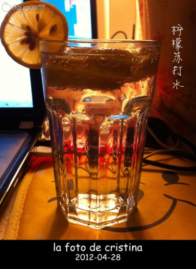 苏打水倒入杯中，放入切好的柠檬片即可，也可以在加些冰块儿 by 妍晓妍的私厨