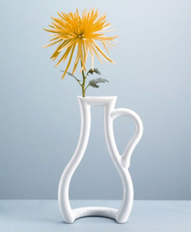 轮廓花瓶（Outline Vase）。 设计师以一个简单的框架演绎了经典的花瓶轮廓，陶瓷制作。设计师：Yuko Tokuda