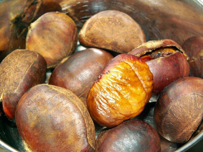 chestnuts 栗子 – are commonly eaten at Christmas. There’s a famous Christmas song, “Chestnuts roasting by an open fire”