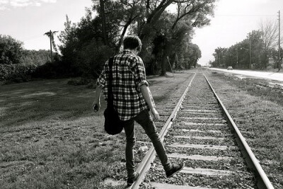 昨天太近 明天太远 默默聆听那黑夜 晚风吻尽 荷花叶 任我醉倒在池边 等你清楚看见我的美 月光晒干眼泪 那一个人 爱我 将我的手 紧握 抱紧我 吻我 喔..爱... 别走