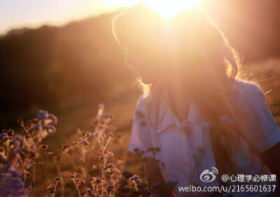 承诺，有时候，就是一个骗子说给一个傻子听。