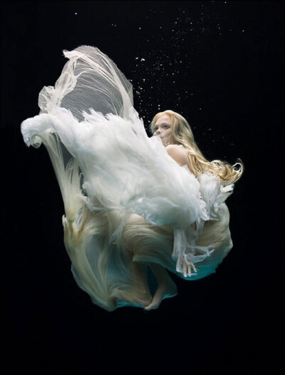 Zena Holloway 18岁时就将旅游的足迹踏遍全世界，选择了潜水教练工作意外奠定她对水中摄影与影片拍摄的热情，凭着热情她完全靠着自学拍下惊人的影像，充分结合高难度的水中拍摄技术与精湛的、魔幻般的创造力。