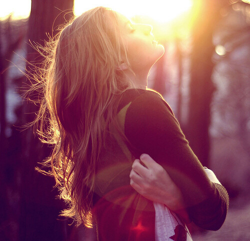 摩羯座心直口快，发现不对头的事情，不会装傻装糊涂，摩羯心里藏不住事情的。可是摩羯的观察力偏偏是12星座中最强的，对方稍有不慎，敏感的摩羯就已料事如神，更会向对方和盘托出。摩羯极度讨厌虚假的人，天真的眼神中带着聪慧的头脑，平时不争强好胜，但遇挑衅时，遇强则更强，这就是摩羯座。