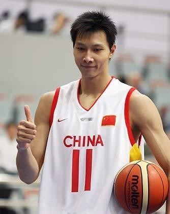  易建联是土生土长的中国人，说中国话代表中国比赛。他在NBA成绩不好平时调侃他一下也就算了，现在为了捧林书豪而贬低他是不是有点过了，林书豪不过是起个中国人的名字，长了副中国人的脸而已，他生在美国长在美国拿…