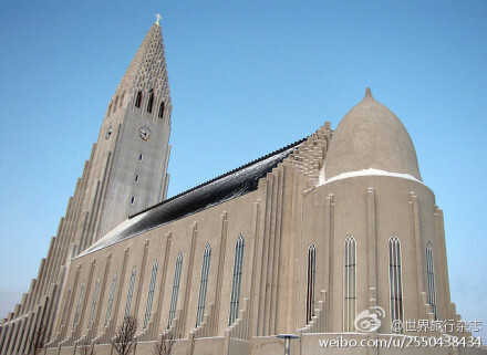 Hallgrímskirkja位于冰岛雷克雅未克，是一座路德教堂。高74.5米，是冰岛第四高的建筑物。是由冰岛诗人兼牧师 Hallgrímur Pétursson而命名的，历时38年才始建成。