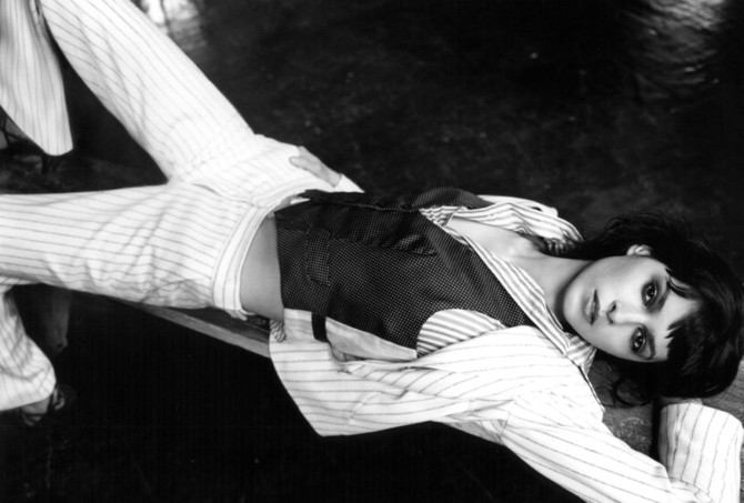 我习惯假装开心，假装难过，假装在意，假装无所谓，习惯了一个人面对所有。