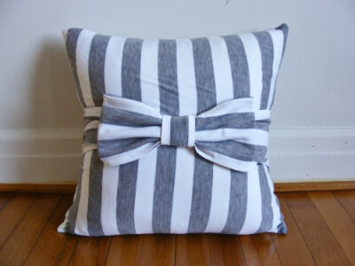 bow pillow，很可愛。 Tutorial : http://www.e-tells-tales.com/2011/03/tutorial-bow-pillow-cover-win-pillow.html