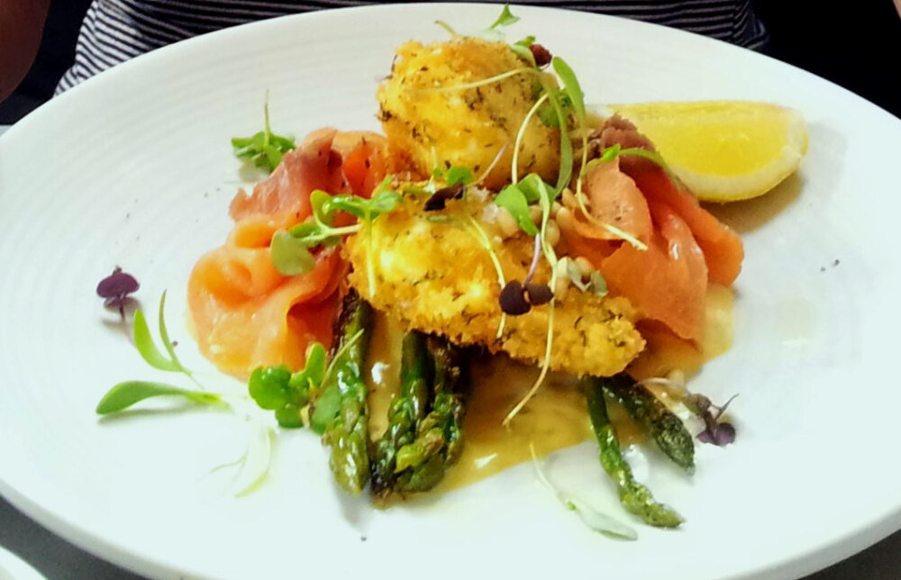 Crumbled poached eggs with grilled asparagus and smoked salmon - two:bob