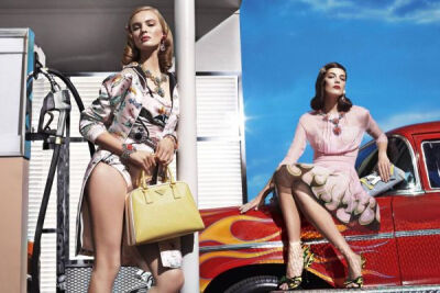 Prada 2012春夏女装系列大片拍摄地为一处汽车加油站，模特们身着Prada春夏印花系列女装与火焰图案的汽车展开互动。