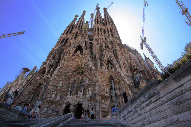 圣家堂 （Sagrada Familia） 圣家堂，巴塞羅那的最著名的旅游景點(diǎn)，一般說(shuō)到，來(lái)巴塞羅那，毫無(wú)疑問(wèn)，圣家堂絕對(duì)是必去景點(diǎn)的首選，絕對(duì)會(huì)不虛此行。圣家堂，高第（Antoni Gaudí）的代表作． 整體設(shè)計(jì)以大自然諸如洞穴、山脈、花草動(dòng)物為靈感。圣家堂是超越了一般意義的建筑，是巴塞羅那的象征，而至今圣家堂還沒(méi)有完工，整座建筑預(yù)計(jì)在2026年竣工。這座作為獻(xiàn)給上帝的禮物，無(wú)論外觀或內(nèi)觀都使之成為聞名世界的不朽名作。