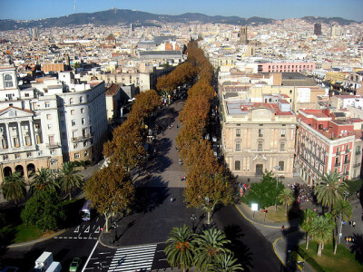 兰布拉大街（La Rambla） 兰布拉大街作为巴塞罗那最著名的大街，这条大街总是熙熙攘攘的，非常的热闹的。它刚好靠经加泰罗尼亚广场，直通港口和沙滩，你会发现整条大街随处可见街头艺术表演者，酒吧酒店和传说中的Bo…