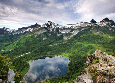 雷尼尔山国家森林（Mt.Rainer）,圣海伦斯国家火山纪念公园（Mount St.Helens）,北卡斯克德斯国家森林公园(North Cascades)和奥林匹克国际森林公园与雨林都是精彩一日游的好去处。其中奥林匹克雨林是世界自然文化遗产…