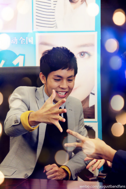 这是剪刀石头布，不是比大小，输了还笑得这么开心