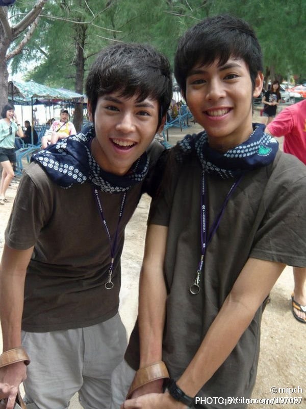 双生儿吗，怎么有两个P