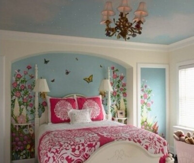 这款卧室背景墙，特地作出了拱形框，床头镶嵌其中，而背景墙则为最最美丽的元素，内容主题是一款十分唯美的花园图，花园中种着美丽的粉色蔷薇花，底色为蓝色，是天空的背景，为了做呼应，天花板便为天空的图案。花园…