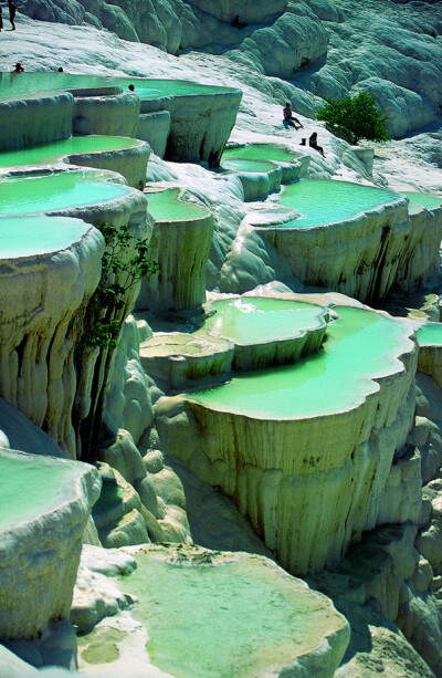 Natural rock pools, Pamukkale, Turkey. 土耳其这天然浴场真爽啊！