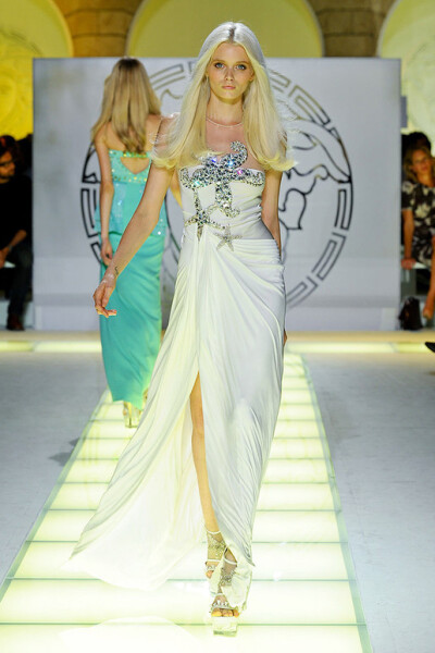 Versace 2012春夏女装秀上,给大家留下深刻印象的,不只是一件件让麻豆们看起来宛如深海仙子的华服,还有那些有着无数海洋元素点缀其中的仙履、包包、珠宝等配饰。不仅为范思哲 (Versace) 2012春夏包包增加了几分童话世…