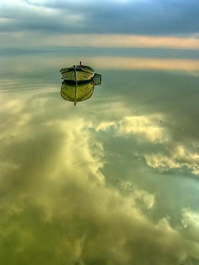 Calm and peaceful 平静与和平