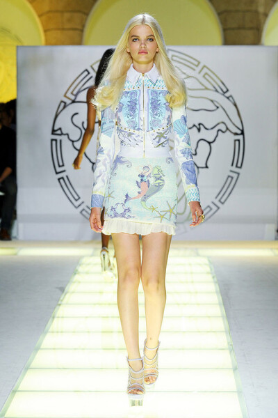 Versace 2012春夏女装秀上,给大家留下深刻印象的,不只是一件件让麻豆们看起来宛如深海仙子的华服,还有那些有着无数海洋元素点缀其中的仙履、包包、珠宝等配饰。不仅为范思哲 (Versace) 2012春夏包包增加了几分童话世…