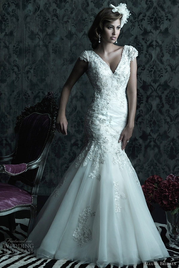 Allure Bridals 2012 秋季系列婚纱，流畅的剪裁和华丽的裙摆，堆砌成女孩心中最梦幻奢华的嫁衣。