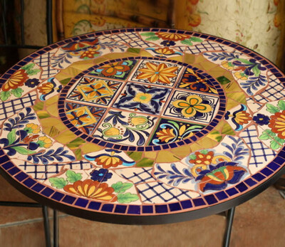 地中海式的桌子，桌子高71*宽70cm，手绘瓷片镶嵌
