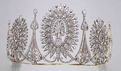 在2001年由佳士得拍卖的钻石皇冠。 也可以作为项链佩戴。