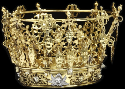 在斯堪的纳维亚半岛，新娘冠是最壮观的婚礼珠宝的一部分。 他们的设计是根据中世纪皇家原件，它们是由银重，往往镀金。 文艺复兴时期的装饰是典型的天使头图案的翅膀，叶吊坠等18及19世纪冠