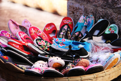 丽江有许多好看的手纳布鞋。