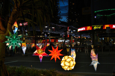 Gold Coast at Night 黄金海岸市的夜景一脚 被各异型彩的装饰点缀 怎么麦当劳还是那么抢眼