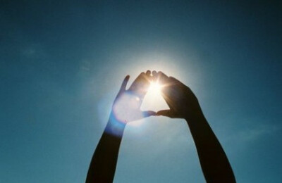 凡是你抗拒的，都会持续。因为当你抗拒某件事或情绪时，你会聚焦在那情绪或事上，这样就被赋予了更多能量，它就变得更强大了。负面情绪就像黑暗无法驱赶，唯一能做的，就是带进光来。喜悦是消融负面情绪最好的光。—…