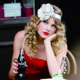 银色戴出名伶范儿 美国甜美乡村小天后taylor swift，这次以银色发带打造复古名伶范儿。饱满的金色卷发，配银色花朵发带，再加上如皇冠般的戴法，这样的发型怎能不惊艳！