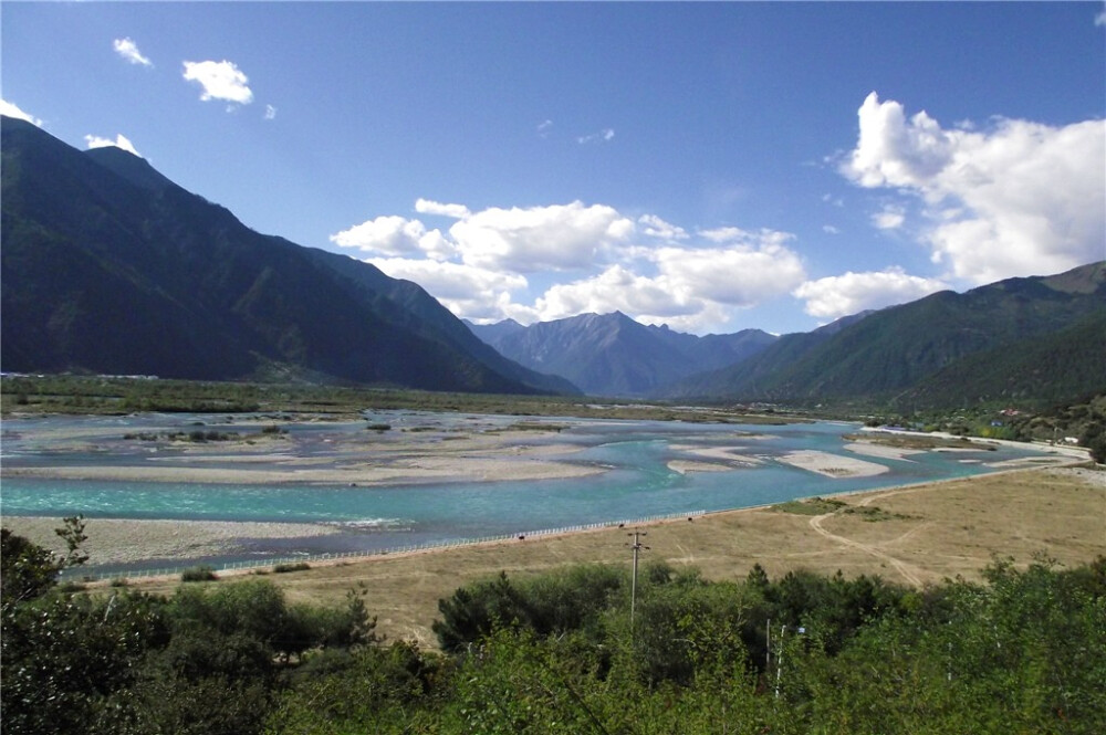 尼洋河，只一眼就烙印在心里，再也挥散不去