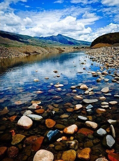 西藏印象——蓝天白云，清澈的流溪，斑斓的彩石，这是否是世界上最后一片净土。