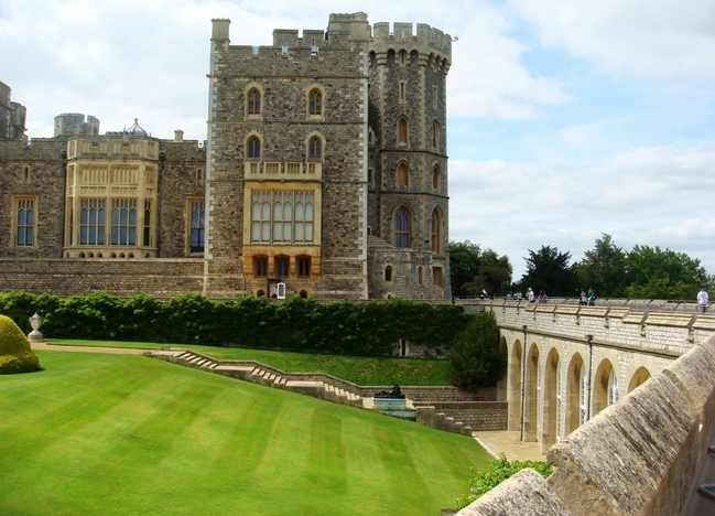 温莎古堡(Windsor Castle） 幽雅高贵的爱情古堡。 位于伦敦城以西32公里处，是英国最古老且一直有人居住的王室宅邸，同时也是世界上有人居住的古堡中最大的一个。与伦敦的白金汉宫、爱丁堡的荷里路德宫一样，温莎城堡也是英国君主主要的行政官邸。