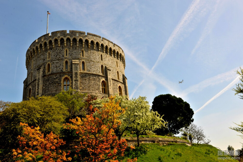 温莎古堡(Windsor Castle）幽雅高贵的爱情古堡。 位于伦敦城以西32公里处，是英国最古老且一直有人居住的王室宅邸，同时也是世界上有人居住的古堡中最大的一个。与伦敦的白金汉宫、爱丁堡的荷里路德宫一样，温莎城堡也是英国君主主要的行政官邸。