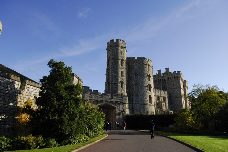 温莎古堡(Windsor Castle）幽雅高贵的爱情古堡。 位于伦敦城以西32公里处，是英国最古老且一直有人居住的王室宅邸，同时也是世界上有人居住的古堡中最大的一个。与伦敦的白金汉宫、爱丁堡的荷里路德宫一样，温莎城堡也是英国君主主要的行政官邸。