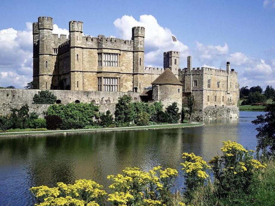 利兹堡（Leeds Castle）古堡中的王后，王后的古堡。 坐落在伦敦东南100多公里处的肯特郡。古堡周围都是平静的湖面，建筑风格十分典雅，被誉为“古堡中的王后”。当时英国皇室有个习俗：新任国王会把利兹堡送给王后。因此利兹堡先后成为过六位王后的王宫，因此又被称为“王后的古堡”。