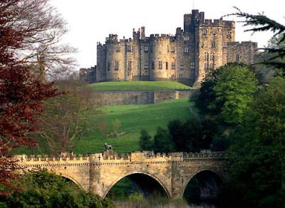 安尼克古堡（Alnwick Castle）秀外慧中的诺森伯兰公爵驻防古堡。 位于英格兰北部诺桑伯兰郡的安尼克镇，建在英格兰与苏格兰交界地安河河畔的一处岩石上。它是除温莎古堡之外，现在仍有公爵居住的英格兰第二大古堡。…