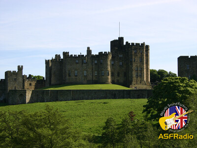 安尼克古堡（Alnwick Castle）秀外慧中的诺森伯兰公爵驻防古堡。 位于英格兰北部诺桑伯兰郡的安尼克镇，建在英格兰与苏格兰交界地安河河畔的一处岩石上。它是除温莎古堡之外，现在仍有公爵居住的英格兰第二大古堡。…