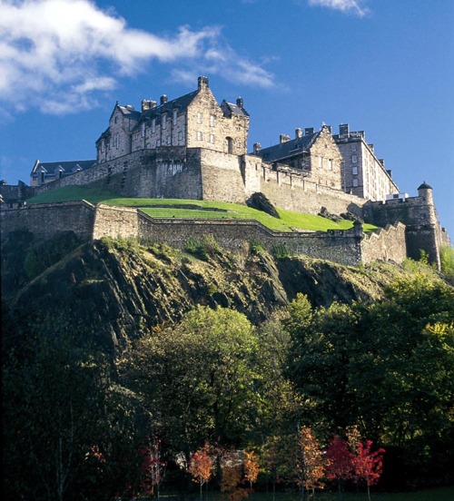 爱丁堡城堡（Edinburgh Castle）苏格兰风情的缩影。 位于爱丁堡市中心的一座海拔100多米的死火山岩顶上，地势险峻、气势磅礴，一面斜坡、三面悬崖，因此在市中心各个角落都能很明显地看到古堡。爱丁堡古堡是苏格兰的精神象征，它的建成时间比爱丁堡市区还早七个世纪。爱丁堡还曾是苏格兰的政治文化中心，因此它经历了苏格兰漫长历史斗争的痛苦和沧桑。