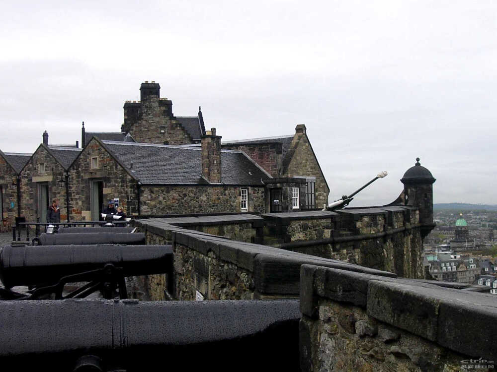 爱丁堡城堡（Edinburgh Castle）苏格兰风情的缩影。 位于爱丁堡市中心的一座海拔100多米的死火山岩顶上，地势险峻、气势磅礴，一面斜坡、三面悬崖，因此在市中心各个角落都能很明显地看到古堡。爱丁堡古堡是苏格兰的精神象征，它的建成时间比爱丁堡市区还早七个世纪。爱丁堡还曾是苏格兰的政治文化中心，因此它经历了苏格兰漫长历史斗争的痛苦和沧桑。